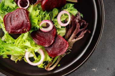 Pancar salatası doğal sebzeler, yeşil yaprak salatası, soğan aromalı lezzetli gurme yemek arkaplanı masa rustik yemekler üst görünüm fotokopi alanı keto ve paleo diyet vejetaryen ve vejetaryen pazarlama konsepti fotoğraf