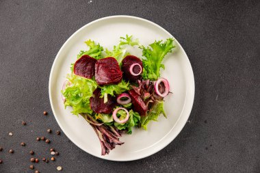 Pancar salatası doğal sebzeler, yeşil yaprak salatası, soğan aromalı lezzetli gurme yemek arkaplanı masa rustik yemekler üst görünüm fotokopi alanı keto ve paleo diyet vejetaryen ve vejetaryen pazarlama konsepti fotoğraf