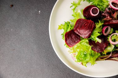 Pancar salatası doğal sebzeler, yeşil yaprak salatası, soğan aromalı lezzetli gurme yemek arkaplanı masa rustik yemekler üst görünüm fotokopi alanı keto ve paleo diyet vejetaryen ve vejetaryen pazarlama konsepti fotoğraf