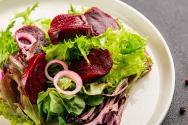 Pancar salatası doğal sebzeler, yeşil yaprak salatası, soğan aromalı lezzetli gurme yemek arkaplanı masa rustik yemekler üst görünüm fotokopi alanı keto ve paleo diyet vejetaryen ve vejetaryen pazarlama konsepti fotoğraf