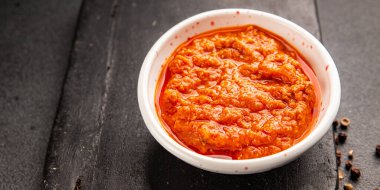 Domates soslu ton balığı, balık konservesi, lezzetli aperatif, gurme, pezetaryan diyet arka planı, masa üstü yemekler, fotokopi alanı, vejetaryen paleo.