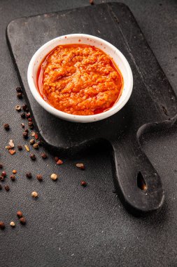 Domates soslu ton balığı, balık konservesi, lezzetli aperatif, gurme, pezetaryan diyet arka planı, masa üstü yemekler, fotokopi alanı, vejetaryen paleo.