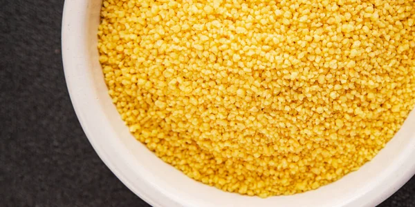 Kuskus pişirme aletleri lezzetli aperatif taze gurme yemek arka planı masadaki rustik yiyecekler fotokopi alanı keto ve paleo diyet vejetaryen ve vejetaryen gıda pazarlama konsepti fotoğraf