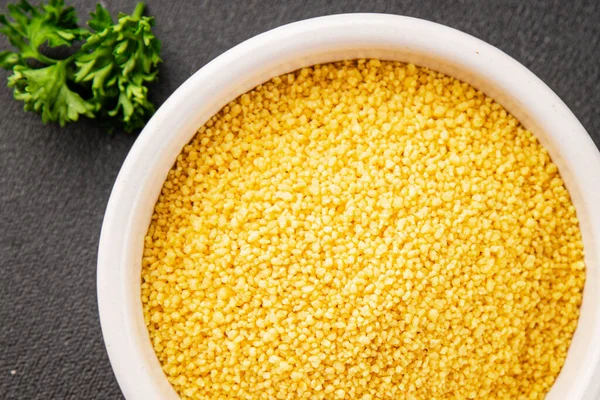 Kuskus pişirme aletleri lezzetli aperatif taze gurme yemek arka planı masadaki rustik yiyecekler fotokopi alanı keto ve paleo diyet vejetaryen ve vejetaryen gıda pazarlama konsepti fotoğraf