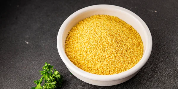 Kuskus pişirme aletleri lezzetli aperatif taze gurme yemek arka planı masadaki rustik yiyecekler fotokopi alanı keto ve paleo diyet vejetaryen ve vejetaryen gıda pazarlama konsepti fotoğraf