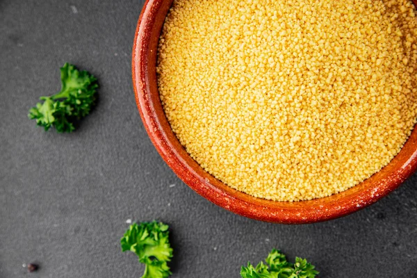 Kuskus pişirme aletleri lezzetli aperatif taze gurme yemek arka planı masadaki rustik yiyecekler fotokopi alanı keto ve paleo diyet vejetaryen ve vejetaryen gıda pazarlama konsepti fotoğraf