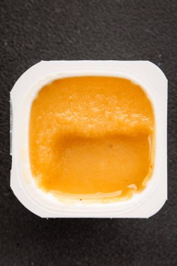 Elma püresi tatlı tatlı tatlı tatlı tatlı. Şekerli, doğal yiyecek lezzetli. Lezzetli, gurme yemek. Masanın üstünde.