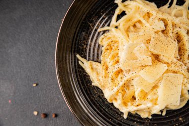Parmesanlı ve peynirli spagetti makarna ana yemek aperatifi aperatif taze leziz gurme yemek arkaplanı masa rustik yemek üst görünüm fotokopi uzay vejetaryen yemeği