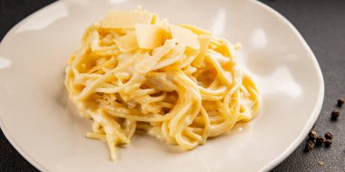 Parmesanlı ve peynirli spagetti makarna ana yemek aperatifi aperatif taze leziz gurme yemek arkaplanı masa rustik yemek üst görünüm fotokopi uzay vejetaryen yemeği