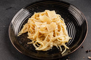 Parmesanlı ve peynirli spagetti makarna ana yemek aperatifi aperatif taze leziz gurme yemek arkaplanı masa rustik yemek üst görünüm fotokopi uzay vejetaryen yemeği