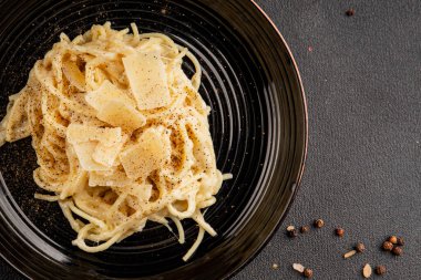 Parmesanlı ve peynirli spagetti makarna ana yemek aperatifi aperatif taze leziz gurme yemek arkaplanı masa rustik yemek üst görünüm fotokopi uzay vejetaryen yemeği