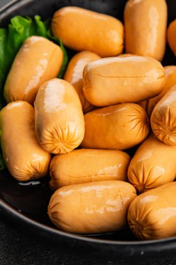 Kokteyl sosisi tavuk ya da hindi eti mini sosis ana yemek lezzetli aperatif taze gurme yemek arka planı masa rustik gıda üst görünümü fotokopi alanı