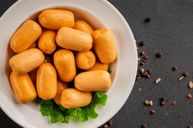 Kokteyl sosisi tavuk ya da hindi eti mini sosis ana yemek lezzetli aperatif taze gurme yemek arka planı masa rustik gıda üst görünümü fotokopi alanı