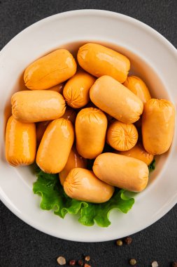 Kokteyl sosisi tavuk ya da hindi eti mini sosis ana yemek lezzetli aperatif taze gurme yemek arka planı masa rustik gıda üst görünümü fotokopi alanı