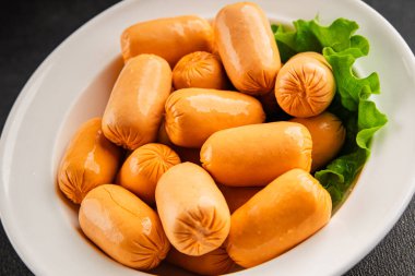 Kokteyl sosisi tavuk ya da hindi eti mini sosis ana yemek lezzetli aperatif taze gurme yemek arka planı masa rustik gıda üst görünümü fotokopi alanı