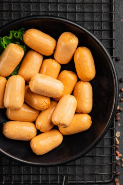 Kokteyl sosisi tavuk ya da hindi eti mini sosis ana yemek lezzetli aperatif taze gurme yemek arka planı masa rustik gıda üst görünümü fotokopi alanı