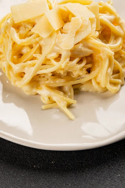 Parmesanlı ve peynirli spagetti makarna ana yemek aperatifi aperatif taze leziz gurme yemek arkaplanı masa rustik yemek üst görünüm fotokopi uzay vejetaryen yemeği