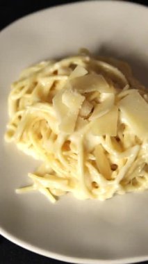 Spagetti, parmesan peyniri soslu makarna ana yemek aperatifi aperatif lezzetli gurme yemek arkaplanı masa rustik yemek üst görünümü fotokopi uzay vejetaryen yemek konsepti fotoğraf