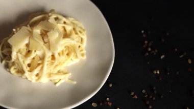 Spagetti, parmesan peyniri soslu makarna ana yemek aperatifi aperatif lezzetli gurme yemek arkaplanı masa rustik yemek üst görünümü fotokopi uzay vejetaryen yemek konsepti fotoğraf