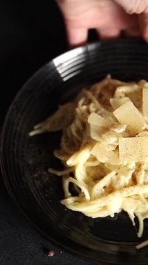 Spagetti, parmesan peyniri soslu makarna ana yemek aperatifi aperatif lezzetli gurme yemek arkaplanı masa rustik yemek üst görünümü fotokopi uzay vejetaryen yemek konsepti fotoğraf