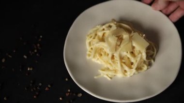 Spagetti, parmesan peyniri soslu makarna ana yemek aperatifi aperatif lezzetli gurme yemek arkaplanı masa rustik yemek üst görünümü fotokopi uzay vejetaryen yemek konsepti fotoğraf