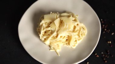 Spagetti, parmesan peyniri soslu makarna ana yemek aperatifi aperatif lezzetli gurme yemek arkaplanı masa rustik yemek üst görünümü fotokopi uzay vejetaryen yemek konsepti fotoğraf
