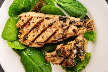 Izgara uskumru deniz mahsulü ana yemek ana yemek aperatifi lezzetli çerez lezzetli gurme yemek arkaplanı masa rustik gıdalar üst görünüm fotokopi alanı diyeti