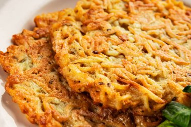 Haşhaş patatesler Draniki ana yemek hazırlama aperatifler lezzetli çerezler lezzetli gurme yemek arka planı masa rustik yemekler üst görünüm fotokopi alanı vejetaryen ve vejetaryen yiyecekler