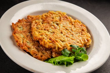 Haşhaş patatesler Draniki ana yemek hazırlama aperatifler lezzetli çerezler lezzetli gurme yemek arka planı masa rustik yemekler üst görünüm fotokopi alanı vejetaryen ve vejetaryen yiyecekler