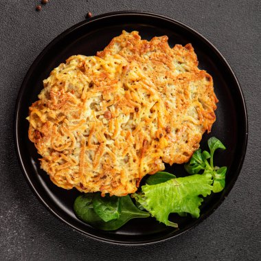 Haşhaş patatesler Draniki ana yemek hazırlama aperatifler lezzetli çerezler lezzetli gurme yemek arka planı masa rustik yemekler üst görünüm fotokopi alanı vejetaryen ve vejetaryen yiyecekler