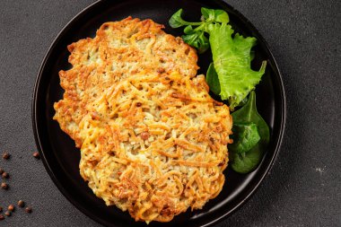 Haşhaş patatesler Draniki ana yemek hazırlama aperatifler lezzetli çerezler lezzetli gurme yemek arka planı masa rustik yemekler üst görünüm fotokopi alanı vejetaryen ve vejetaryen yiyecekler