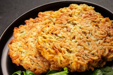 Haşhaş patatesler Draniki ana yemek hazırlama aperatifler lezzetli çerezler lezzetli gurme yemek arka planı masa rustik yemekler üst görünüm fotokopi alanı vejetaryen ve vejetaryen yiyecekler