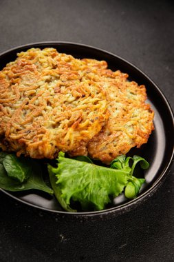 Haşhaş patatesler Draniki ana yemek hazırlama aperatifler lezzetli çerezler lezzetli gurme yemek arka planı masa rustik yemekler üst görünüm fotokopi alanı vejetaryen ve vejetaryen yiyecekler