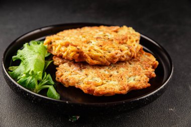 Haşhaş patatesler Draniki ana yemek hazırlama aperatifler lezzetli çerezler lezzetli gurme yemek arka planı masa rustik yemekler üst görünüm fotokopi alanı vejetaryen ve vejetaryen yiyecekler