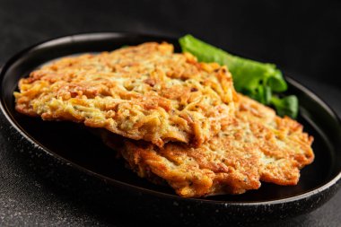 Haşhaş patatesler Draniki ana yemek hazırlama aperatifler lezzetli çerezler lezzetli gurme yemek arka planı masa rustik yemekler üst görünüm fotokopi alanı vejetaryen ve vejetaryen yiyecekler