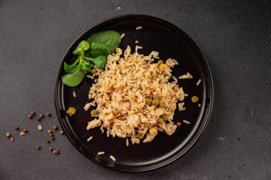 Yumurtalı, tavuklu ve sebzeli pilav ana yemek hazır aperatif lezzetli leziz gurme yemek arkaplan masanın üzerinde rustik yemek üst görünüm fotokopi alanı vejetaryen ve vejetaryen yemekleri