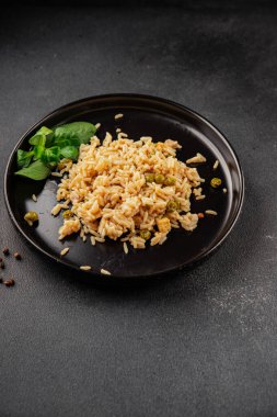 Yumurtalı, tavuklu ve sebzeli pilav ana yemek hazır aperatif lezzetli leziz gurme yemek arkaplan masanın üzerinde rustik yemek üst görünüm fotokopi alanı vejetaryen ve vejetaryen yemekleri