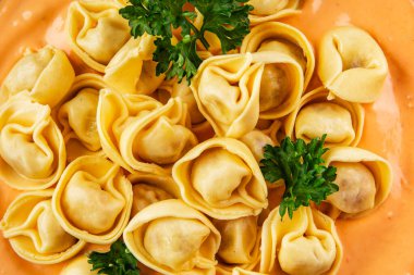 Kase içinde Ravioli makarna sosu ana yemek hazır aperatif lezzetli leziz gurme yemek arkaplanı masa rustik yemek üst görünümü fotokopi alanı