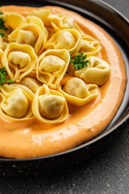 Kase içinde Ravioli makarna sosu ana yemek hazır aperatif lezzetli leziz gurme yemek arkaplanı masa rustik yemek üst görünümü fotokopi alanı