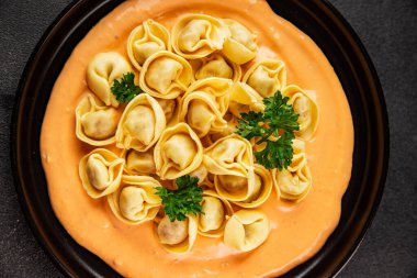 Kase içinde Ravioli makarna sosu ana yemek hazır aperatif lezzetli leziz gurme yemek arkaplanı masa rustik yemek üst görünümü fotokopi alanı