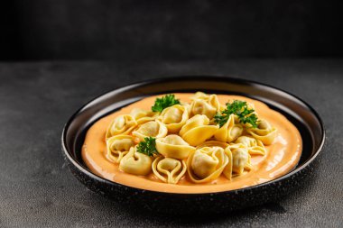 Kase içinde Ravioli makarna sosu ana yemek hazır aperatif lezzetli leziz gurme yemek arkaplanı masa rustik yemek üst görünümü fotokopi alanı