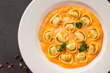 Kase içinde Ravioli makarna sosu ana yemek hazır aperatif lezzetli leziz gurme yemek arkaplanı masa rustik yemek üst görünümü fotokopi alanı