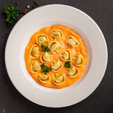Kase içinde Ravioli makarna sosu ana yemek hazır aperatif lezzetli leziz gurme yemek arkaplanı masa rustik yemek üst görünümü fotokopi alanı
