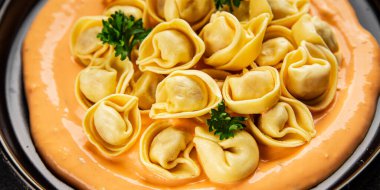 Kase içinde Ravioli makarna sosu ana yemek hazır aperatif lezzetli leziz gurme yemek arkaplanı masa rustik yemek üst görünümü fotokopi alanı