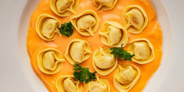 Kase içinde Ravioli makarna sosu ana yemek hazır aperatif lezzetli leziz gurme yemek arkaplanı masa rustik yemek üst görünümü fotokopi alanı