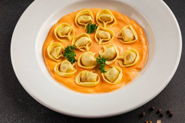 Kase içinde Ravioli makarna sosu ana yemek hazır aperatif lezzetli leziz gurme yemek arkaplanı masa rustik yemek üst görünümü fotokopi alanı