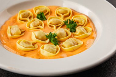 Kase içinde Ravioli makarna sosu ana yemek hazır aperatif lezzetli leziz gurme yemek arkaplanı masa rustik yemek üst görünümü fotokopi alanı