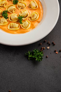 Kase içinde Ravioli makarna sosu ana yemek hazır aperatif lezzetli leziz gurme yemek arkaplanı masa rustik yemek üst görünümü fotokopi alanı