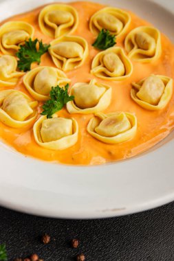 Kase içinde Ravioli makarna sosu ana yemek hazır aperatif lezzetli leziz gurme yemek arkaplanı masa rustik yemek üst görünümü fotokopi alanı