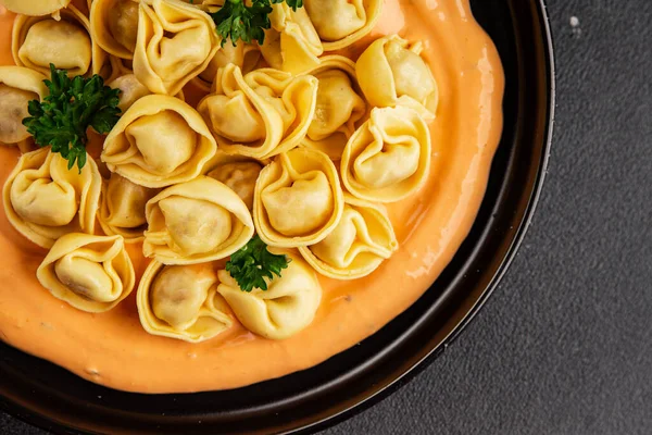 Kase içinde Ravioli makarna sosu ana yemek hazır aperatif lezzetli leziz gurme yemek arkaplanı masa rustik yemek üst görünümü fotokopi alanı